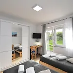 Apartments Plomin דירה *