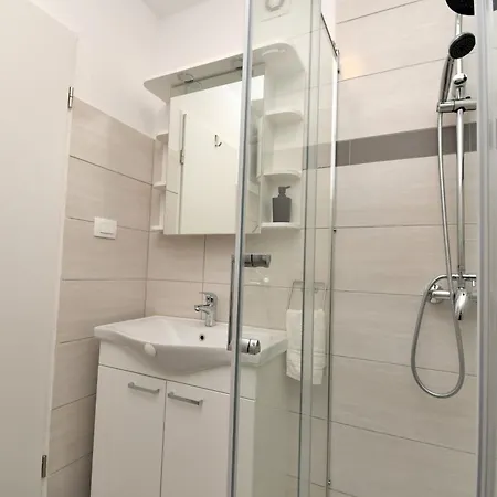 Apartments Plomin شقة