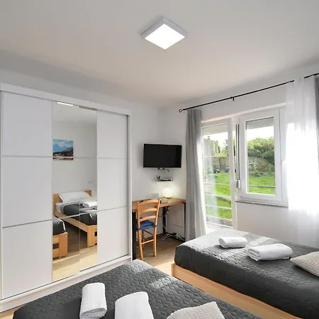 Apartments Plomin شقة *